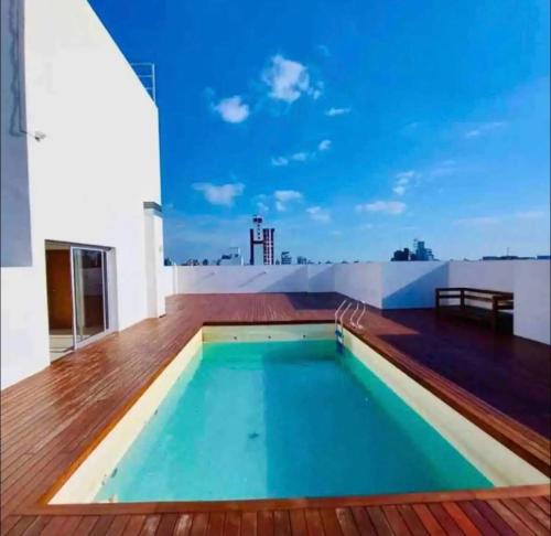 a swimming pool on the roof of a building at Departamento Moderno, La Plata Soho in La Plata