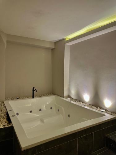 Un baño de HOTEL BALI AT POBLADO