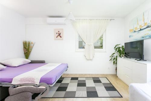 Postel nebo postele na pokoji v ubytování Apartment Podstrana 17586b