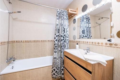 łazienka z wanną, umywalką i prysznicem w obiekcie Amura Motril. Apartamento con garaje w mieście Motril