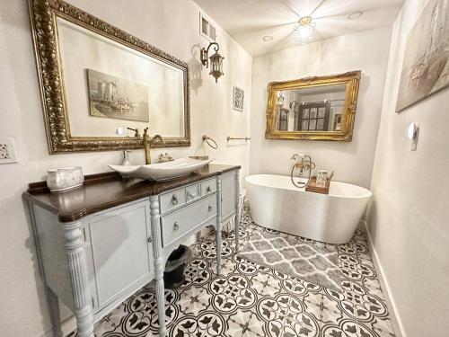 Ένα μπάνιο στο Adorable French Cottage style - 1 bedroom.