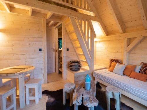 - un salon dans une cabane en rondins avec un canapé et une table dans l'établissement Holiday Home in Peyrusse-Grande with Pool, à Peyrusse-Grande