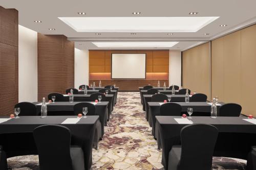 Kawasan bisnes dan/atau bilik persidangan di Crowne Plaza Manila Galleria by IHG