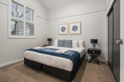 a bedroom with a large bed and a window at Thorne St Luxe Loft - CBD Location, Modern Design in Wagga Wagga