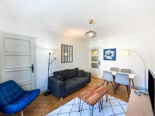 un salon avec un canapé et une table dans l'établissement Le Chambellan, à Orléans