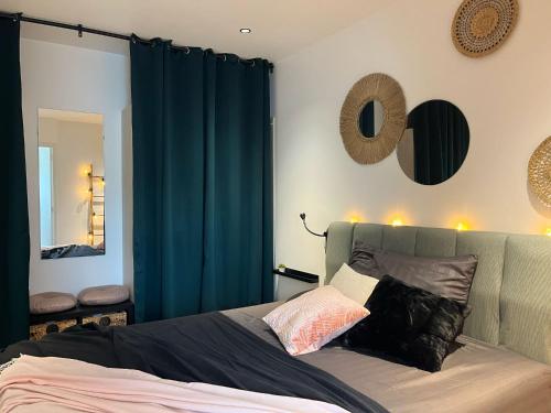 - une chambre avec un lit doté de rideaux bleus dans l'établissement Nomad Stay Biarritz, à Biarritz
