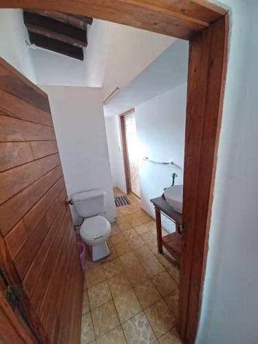 a bathroom with a toilet and a sink at Linda casa en Tepoztlan centro 2 in Tepoztlán