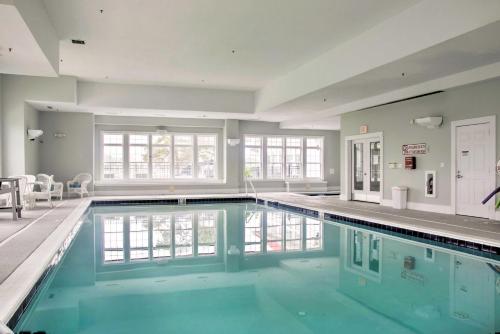 Πισίνα στο ή κοντά στο Pet-Friendly Ocean View Condo with Community Perks!