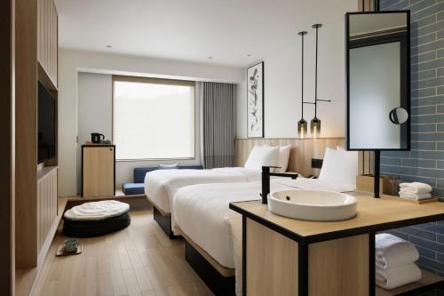 Postel nebo postele na pokoji v ubytování Fairfield by Marriott Gifu Seiryu Satoyama Park