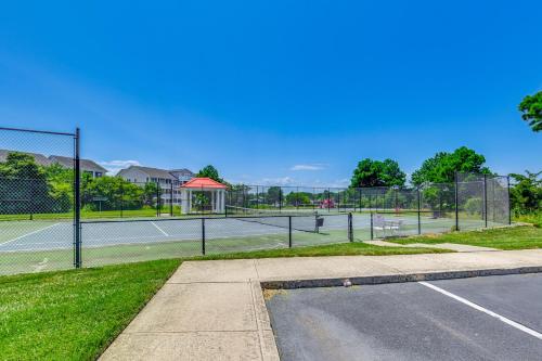 Εγκαταστάσεις για τένις ή/και σκουός στο Pet-Friendly Ocean View Condo with Community Perks! ή εκεί κοντά