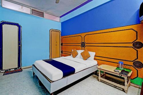 a bedroom with a large bed and a table at SPOT ON Sahara lodge in Bengaluru