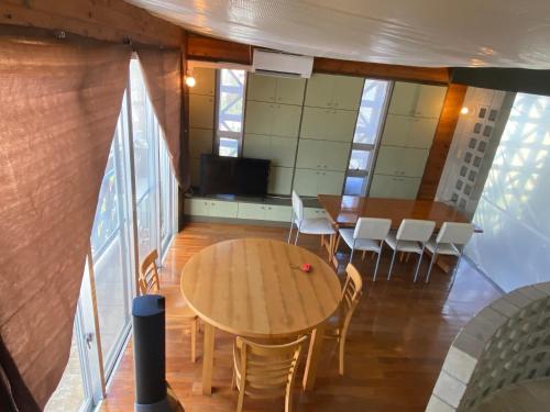 a dining room with a table and chairs at ゲストハウスUYokinawa in Uruma