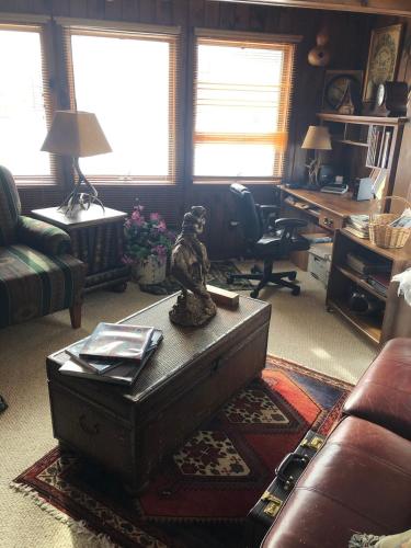 a living room with a statue on a coffee table at Mountain Retreat on Private Lake-Alderbrook Lodge in Bolton