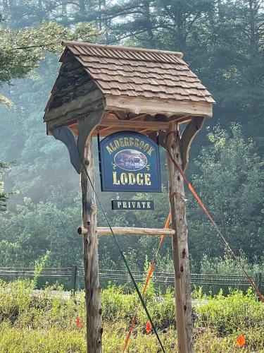 a sign for the entrance to a lodge at Mountain Retreat on Private Lake-Alderbrook Lodge in Bolton