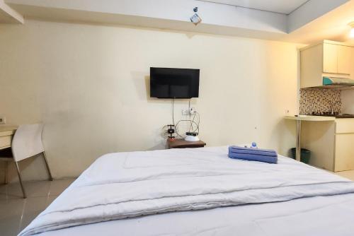 Кровать или кровати в номере RedLiving Apartemen 19 Avenue - Rhaseeka Room