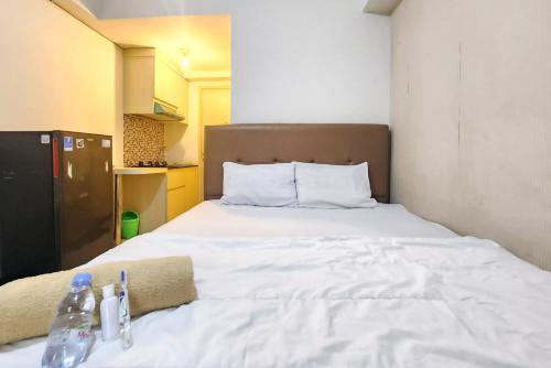Кровать или кровати в номере RedLiving Apartemen 19 Avenue - Rhaseeka Room