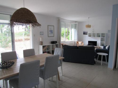 un salon avec une table et une salle à manger dans l'établissement Maison rénovée 3 chambres près de l'océan avec jardin fermé et WiFi - FR-1-194-290, à La Faute-sur-Mer