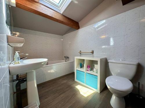 une salle de bain avec un lavabo, des toilettes et une baignoire dans l'établissement Maison spacieuse à Saint-Georges-d'Oléron, 7 couchages, proche commerces, jardin et barbecue - FR-1-246A-328, à Saint-Georges-dʼOléron