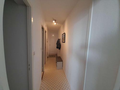 un couloir avec une chambre dotée d'un couloir blanc dans l'établissement Charmant T2 à 1min de la plage avec parking privé et commodités à proximité ! - FR-1-324A-69, à Saint-Hilaire-de-Riez