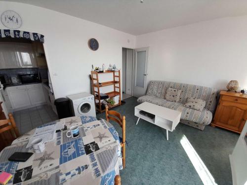 un salon avec un lit et un canapé dans l'établissement Charmant T2 à 1min de la plage avec parking privé et commodités à proximité ! - FR-1-324A-69, à Saint-Hilaire-de-Riez