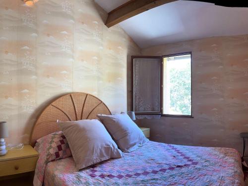 une chambre avec un lit et une fenêtre dans l'établissement Maison à 750m de la plage avec terrasse - 4 pièces, 8 couchages, TV, parking inclus, à Saint Pierre La Mer - FR-1-229D-144, à Fleury