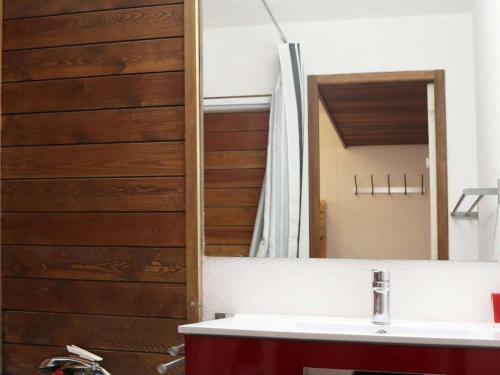 une salle de bain avec un miroir et un lavabo dans l'établissement Studio cosy pour 4 pers, à 5 min des remontées, quartier calme, balcon, parking disponible - FR-1-322-634, aux Orres
