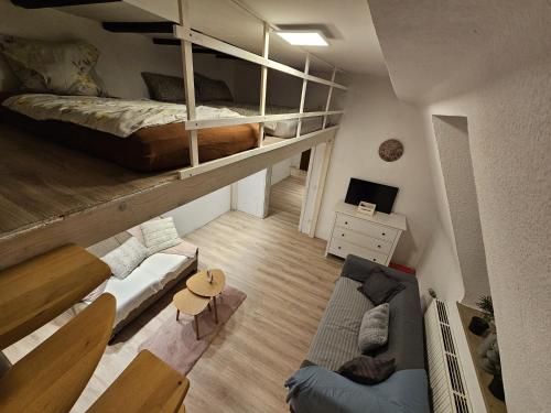 Camera con 2 letti a castello e un divano. di Zentral Duisburg 2 a Duisburg