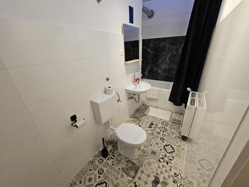 un bagno bianco con un water e un lavandino di Zentral Duisburg 2 a Duisburg