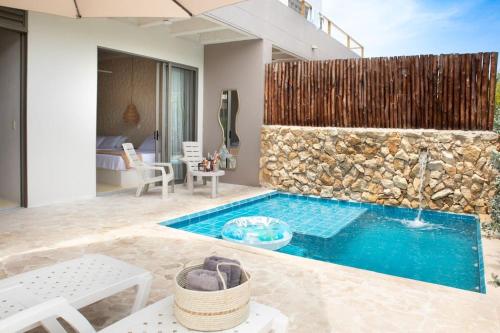 a swimming pool in the middle of a house at Villa privada en coveñas sucre in Coveñas