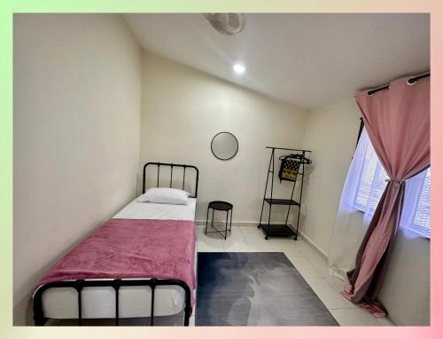 Postel nebo postele na pokoji v ubytování CassaNeyna Homestay Kuantan