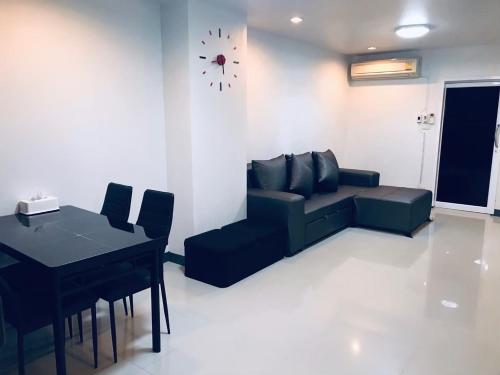 a living room with a couch and a table at NB bangsaen house KL2 in Ban Puk (2)