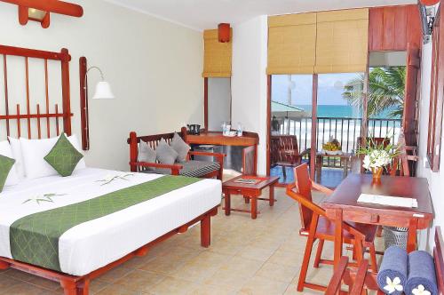 Postel nebo postele na pokoji v ubytování Koggala Beach Hotel