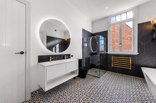 Gambar di galeri bagi Devonport Cliff top Church conversion - Stunning city views di Devonport