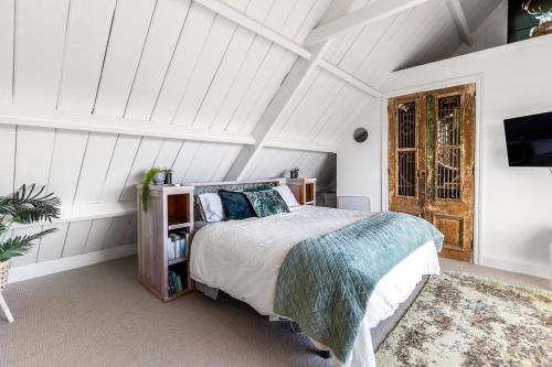 Katil atau katil-katil dalam bilik di Devonport Cliff top Church conversion - Stunning city views