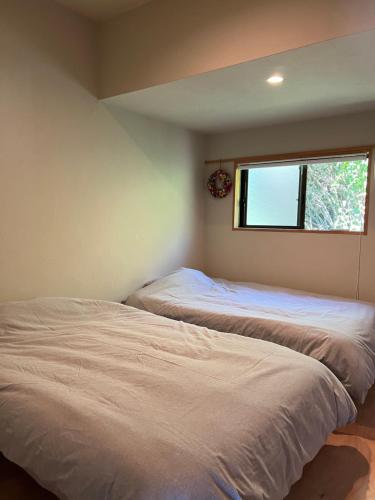 Una cama o camas en una habitación de さんいんどう