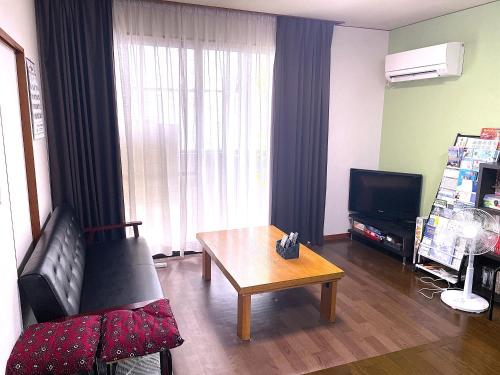 Televisyen dan/atau pusat hiburan di Takamatsu Guest House Akane