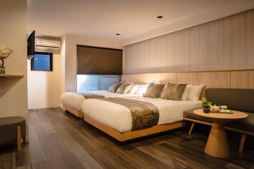 Postel nebo postele na pokoji v ubytování 谷町君Hotel 東本願寺19