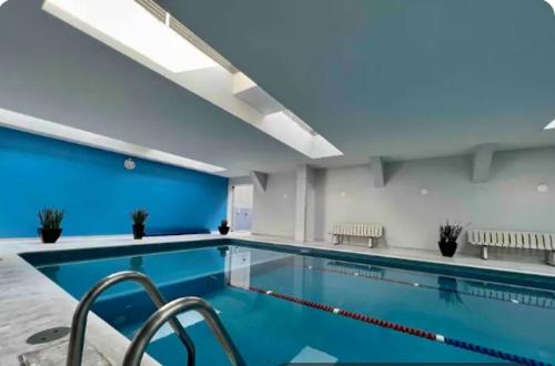 a large swimming pool with chairs in a building at Centro Histórico Flat in Mexico City
