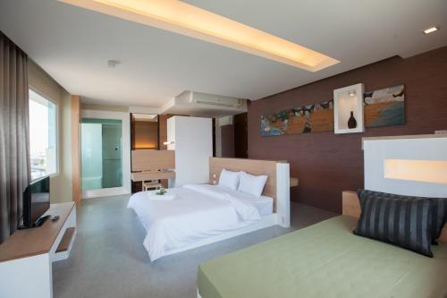 Postel nebo postele na pokoji v ubytování O-Bay Design Hotel Prachuap