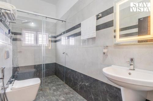 Ένα μπάνιο στο StayVista at Cardamom Casa with Lawn, Terrace & BBQ