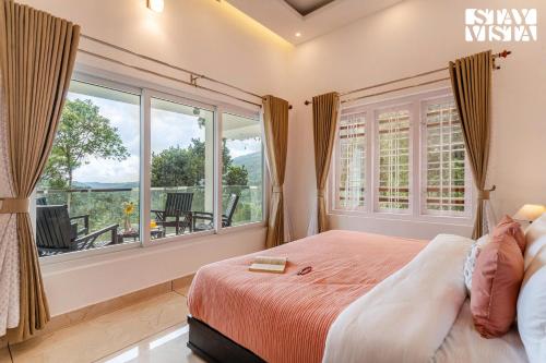 Ένα ή περισσότερα κρεβάτια σε δωμάτιο στο StayVista at Cardamom Casa with Lawn, Terrace & BBQ