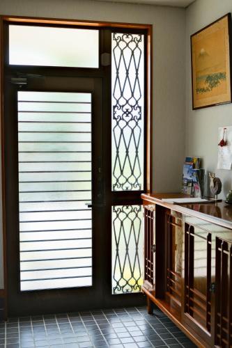 a kitchen with a door with a window at HOEI villas Fujisan全景 富士山 河口湖中心区 in Fujikawaguchiko