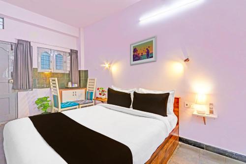 a bedroom with a large bed in a room at Collection O De Alphabet Hotel UMCC in Hyderabad