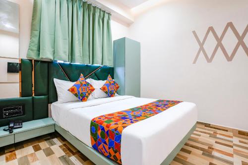 Ένα ή περισσότερα κρεβάτια σε δωμάτιο στο FabHotel Luxurious Inn - Near Prime Arcade