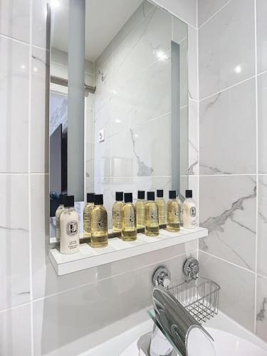 une salle de bain avec un lavabo et un miroir dans l'établissement Studio 49-Le Cocon-Métro à 1mn, à Paris