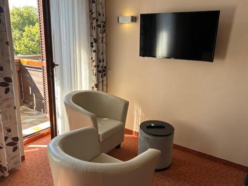 TV a/nebo společenská místnost v ubytování Das WALDFRIEDE Appartement