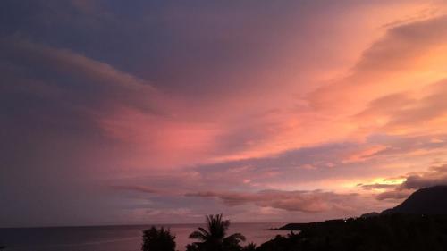 a sunset over the ocean with a cloudy sky at 海闊天空 丁一的家民宿 Pacific Ocean View in Chenggong