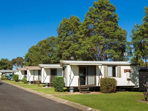a row of mobile homes on the side of a road at Toowoomba Caravan Park in Toowoomba