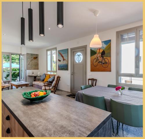 un salon avec une table avec un bol de fruits dessus dans l'établissement Chez Drum I Villa T3 I Thonon, à Thonon-les-Bains