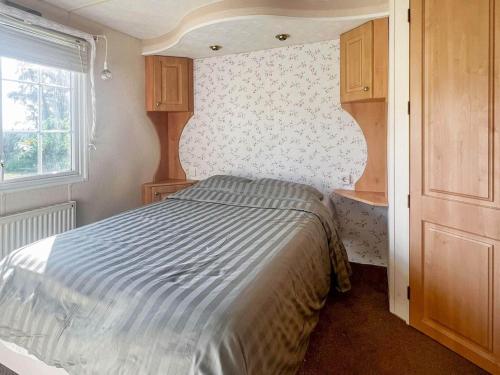 Ένα ή περισσότερα κρεβάτια σε δωμάτιο στο 5 person holiday home in HuskvarnA
